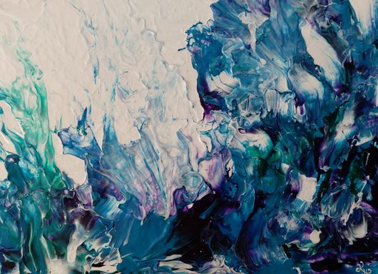 Ein abstraktes Gemälde aus fließenden Farben in kräftigen Blautönen und viel Struktur. Aufspringendes Wasser. Künstlerin: Kathi Hildebrandt
