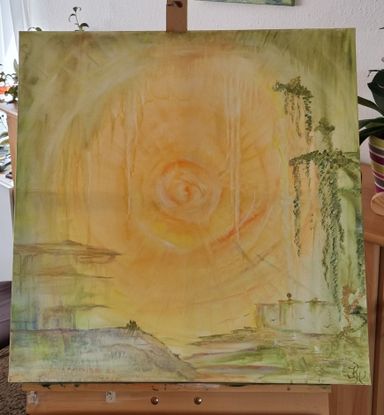 Fantasievolles Gemälde von Kathi Hildebrandt Leuchtendes Gelb, ähnlich einer Rose, erstrahlt vom Hintergrund die abstrakte Welt.