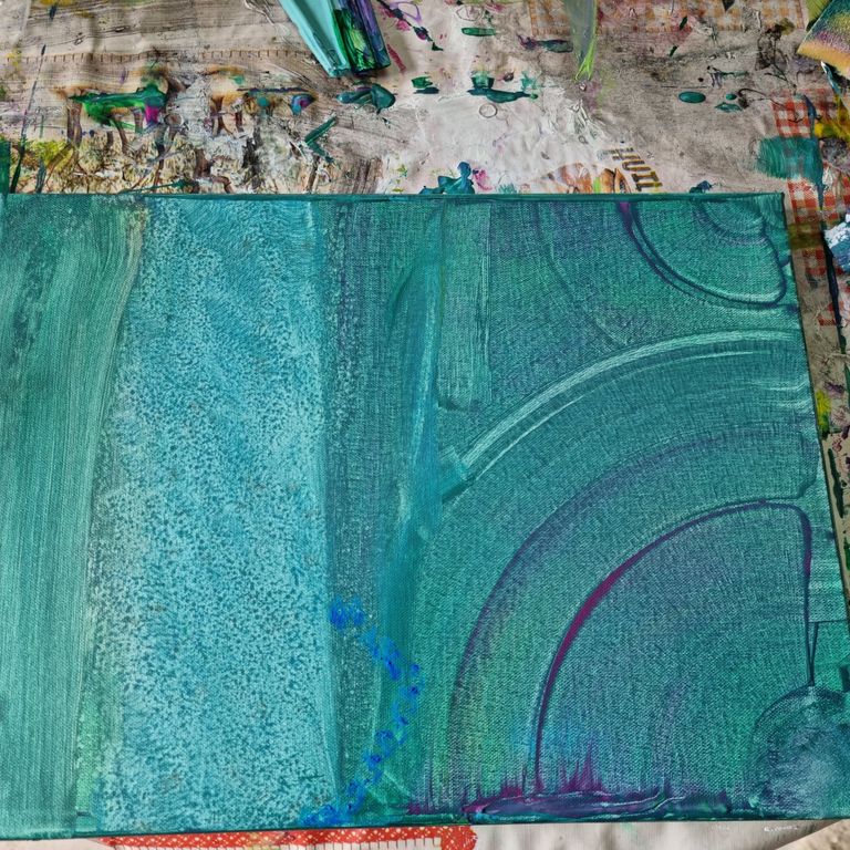 Foto von einer Leinwand. Enthousio-Momentorin Kathi Hildebrandt. Wandlungskunst. Malen zur Stressregulierung, Transformation.