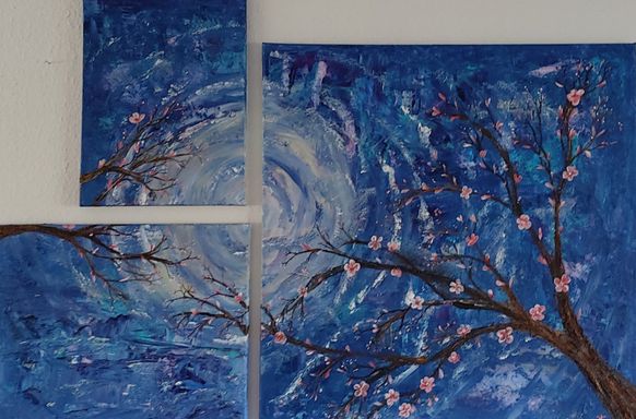 Gesamtansicht eines dreiteiligen Gemäldes. Äste mit Struktur blühen vor einer abstrakten, blauen Mondnacht. Kathi Hildebrandt| Künstlerin