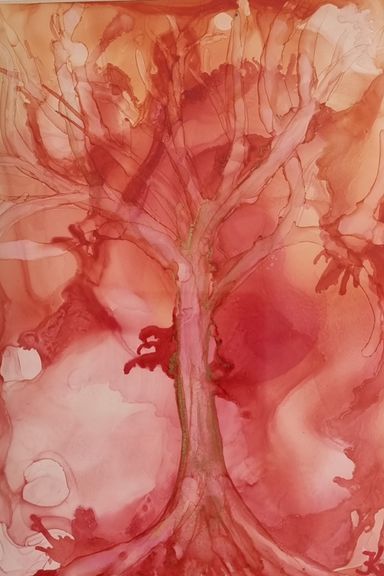 Ein Gemälde von Kathi Hildebrandt. Alkoholtinte und Acrylfarben auf Yupopapier zeigen einen abstrakten Baum in Rottönen.