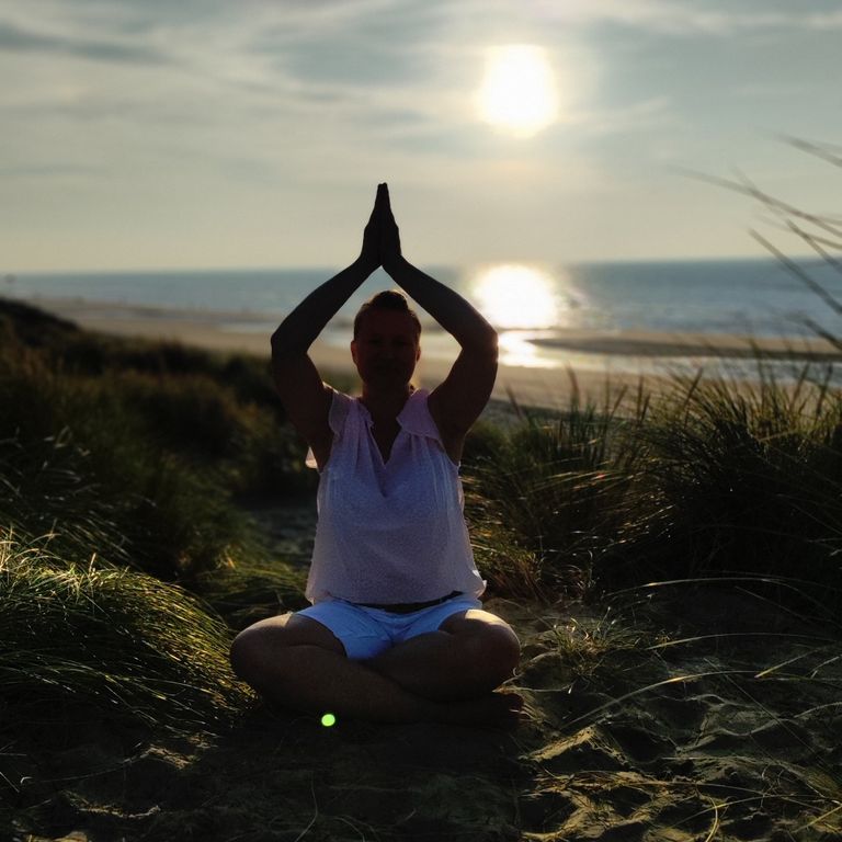Foto von Enthousio-Momentorin Kathi Hildebrandt. Energiekörper-Harmonisierung. Lichtenergie. Innere Balance fördern.