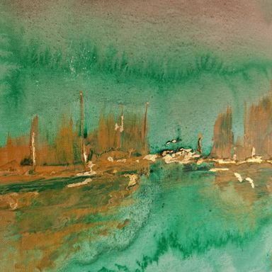 Ein Abstraktes Acrylgemälde von Kathi Hildebrandt mit fließendem, grünem Hintergrund. Davor ist eine goldene zum Teil goldglänzende Skyline 