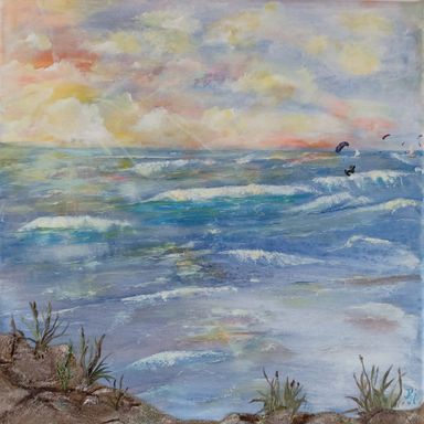 Mixed Media aus Nordseesand und Acrylfarben. Abstraktes Kunstwerk von Enthousio-Art. Blick auf eine sonnige Nordsee mit Wassersportlern.