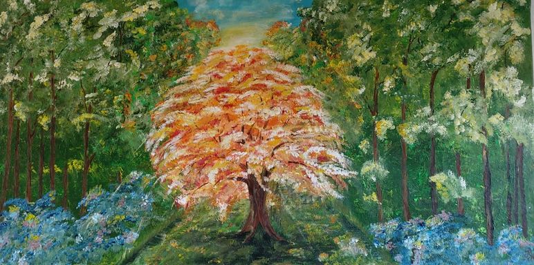 Ein Gemälde von Kathi Hildebrandt. Ein einzelner Baum in leuchtend orangen Farben erstrahlt von innen heraus in einer grünen Waldlandschaft