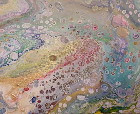 Pouring Gemälde von Kathi Hildebrandt in schönen Pastellfarben und bunten Zellen in dynamischen Formen.